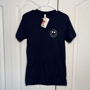 🇨🇦 MamaMotifs - navy blue tshirt with heart eye emoji size small